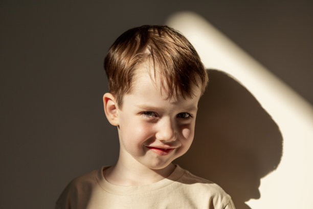 室内高对比度的白人5岁男孩的特写肖像图片下载