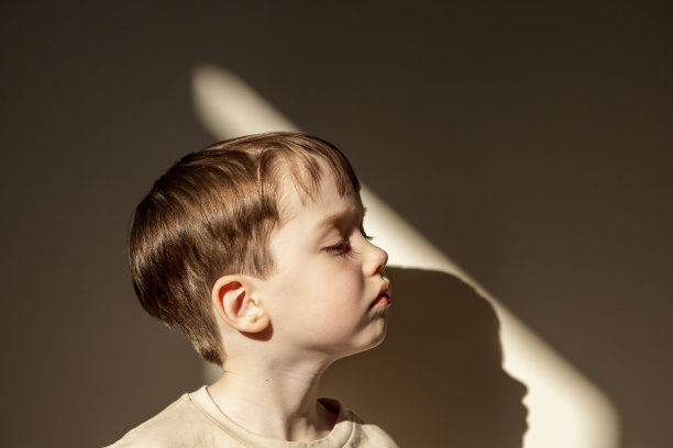 室内高对比度的白人5岁男孩的特写肖像图片下载