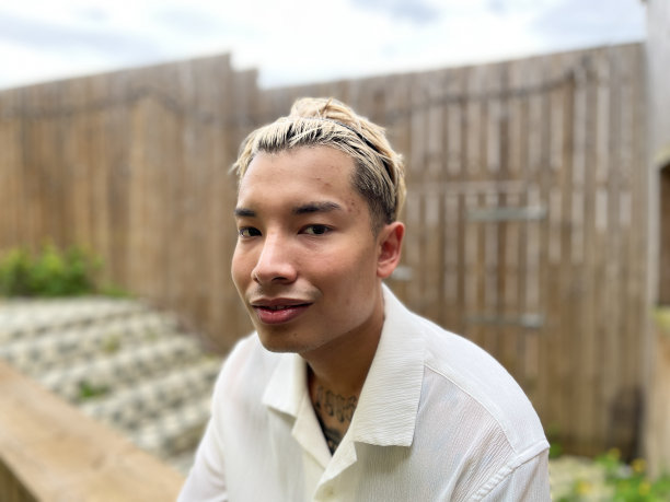 年轻亚洲人的肖像图片下载