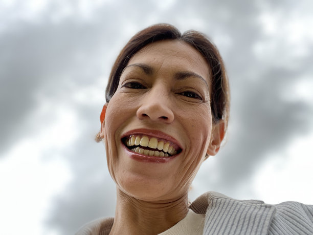 快乐的女人在户外放松图片下载