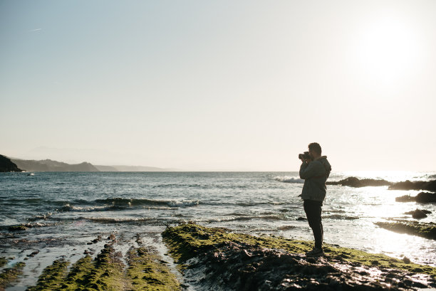 海边的男摄影师图片下载