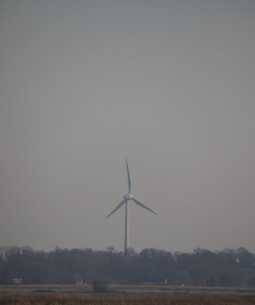 2月黄昏时分，Horsey附近的风力涡轮机图片下载