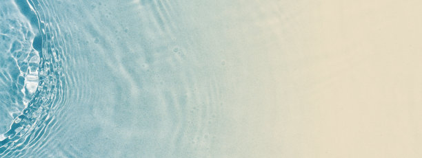 抽象的沙滩从上面与浅蓝色透明的海浪与阳光图片下载