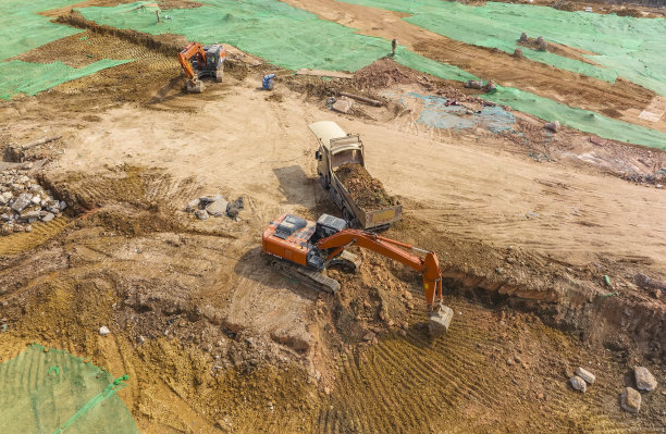 挖土机用抓斗起重机从货车上卸下沙子图片下载