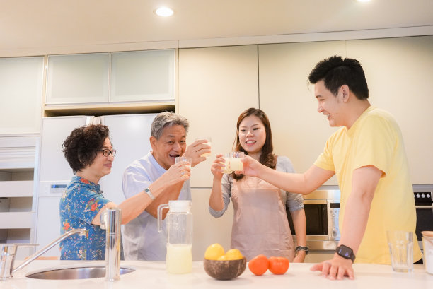 厨房里热闹轻松的两代家庭聚会图片下载