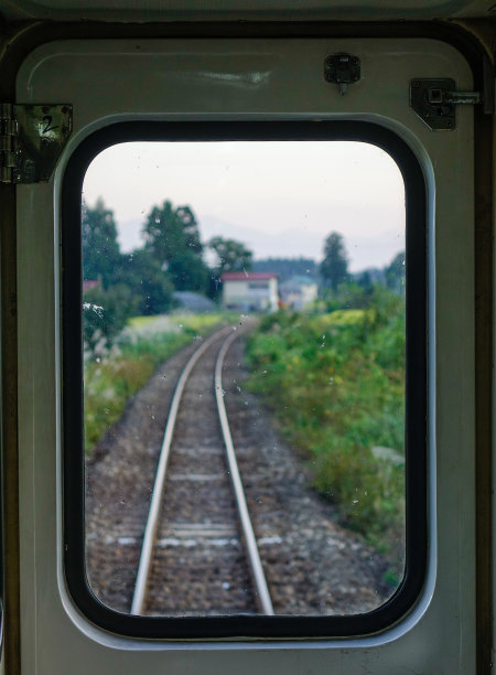 日本北海道乡间的铁轨图片下载