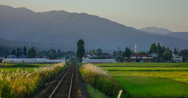 日本北海道乡间的铁轨图片下载