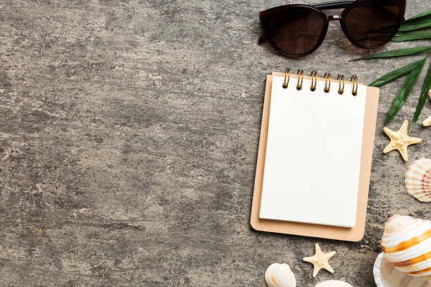 空白书写书与夏季海滩配件的背景，复制空间。平铺与拷贝空间图片下载