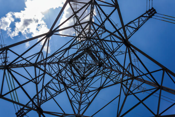 高压塔的低角度视图。图片下载