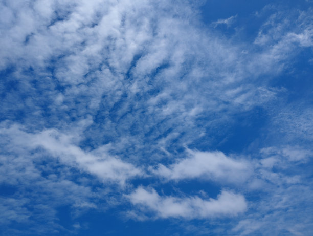 傍晚的天空是蓝的，灰蒙蒙的，白云朵朵，匆匆赶回家，雨来了。图片下载