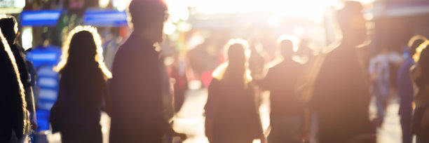 无法辨认的运动模糊了在城市中行走的人们图片下载