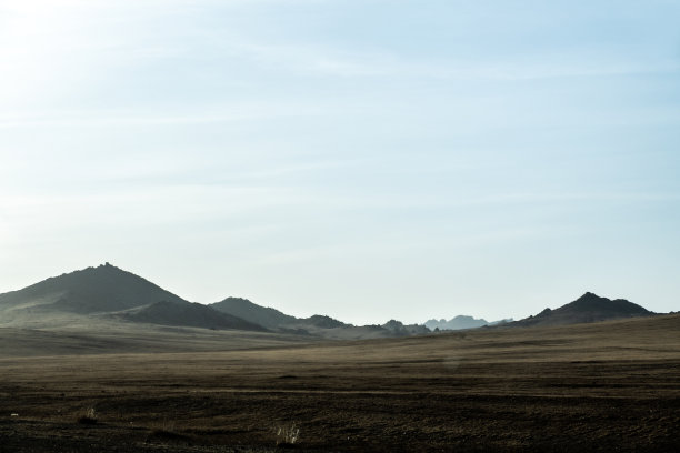 蒙古中部自然景观公路图片下载