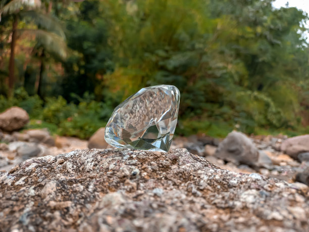 在秋天的黄色森林里，河边的石头上有一颗钻石。在阳光明媚的日子里近距离拍摄图片下载