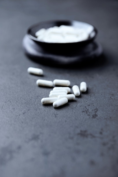 锌胶囊在黑暗的石头背景。软的焦点。副本的空间。图片下载