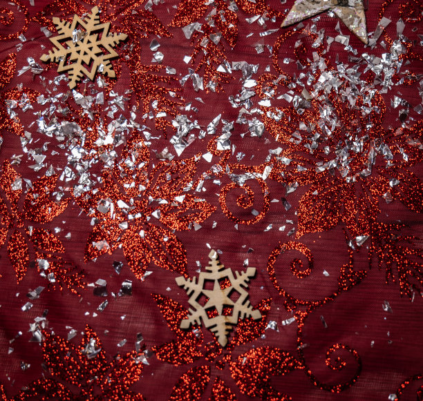 桌上的圣诞装饰，闪闪发光的雪花图片下载