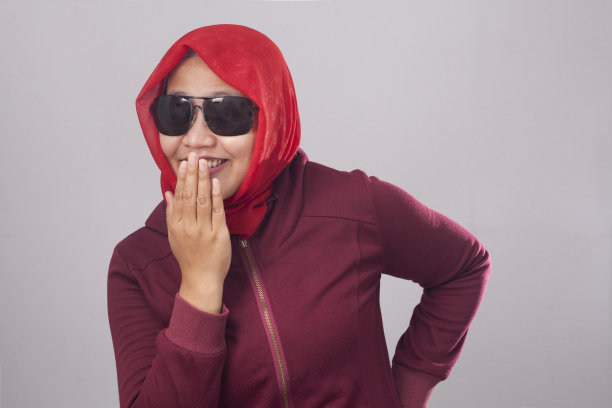 穆斯林妇女笑着用手捂住嘴图片下载