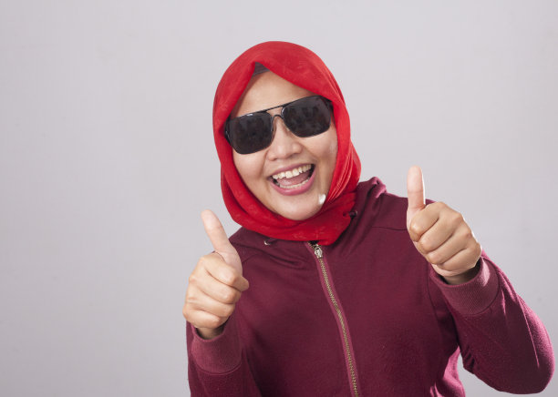 红衣穆斯林女士竖起大拇指图片下载