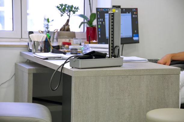 血压计在桌子上图片下载