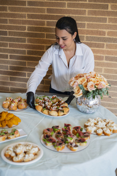 女服务员的职业是在威尼托的设施内组织装饰和餐桌图片下载