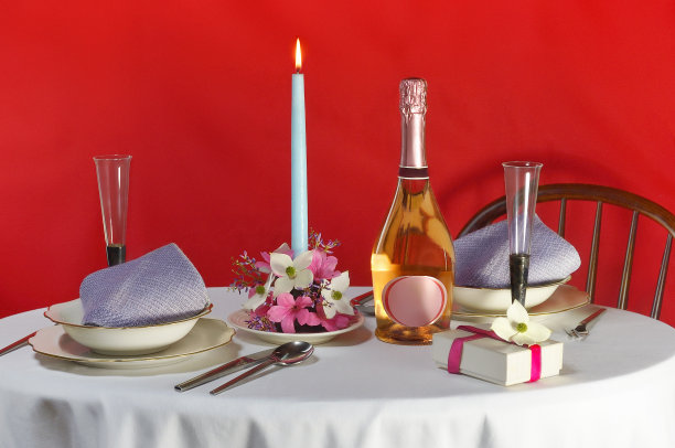 餐桌上有一瓶香槟和插花图片下载