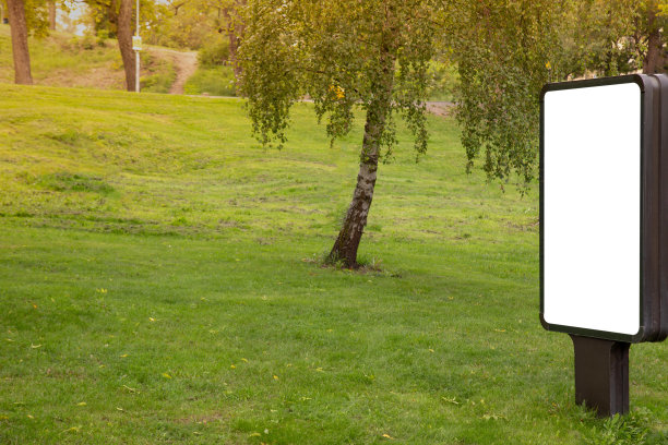 空白广告牌模拟在公园的短信或内容。图片下载