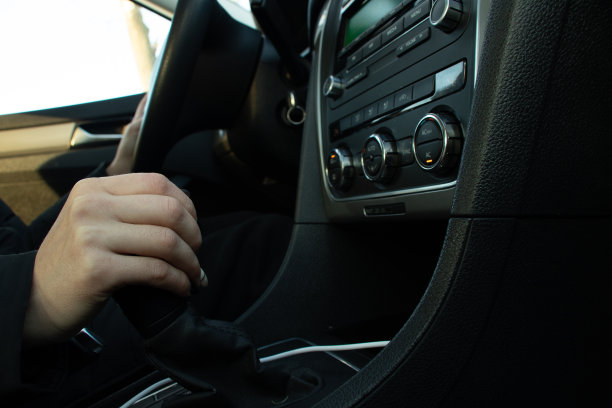 乘用车变速杆的近照图片下载