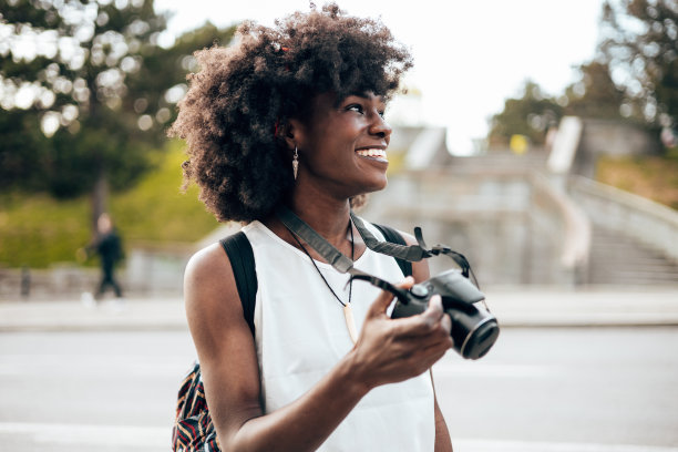 黑人女游客在城市街道上图片下载