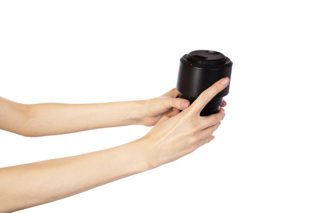 现代数码相机的镜头在白色背景上孤立在手。图片下载