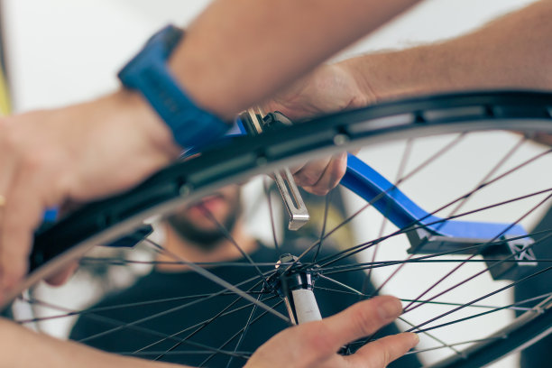 修理自行车车轮图片下载