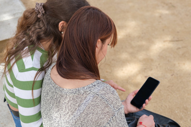 母女俩一起看着城外的手机图片下载