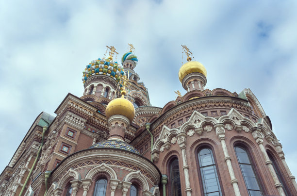 在多云的日子里，从下面看洒下的血的救世主教堂图片下载