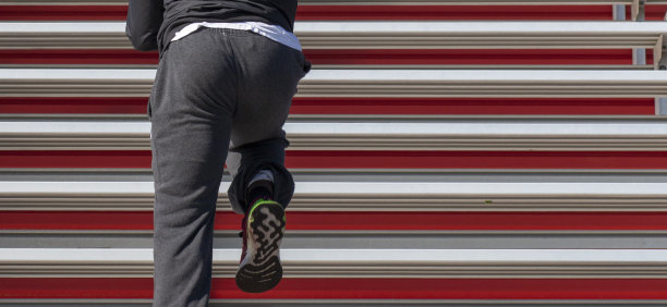 非裔美国男孩跑上看台图片下载