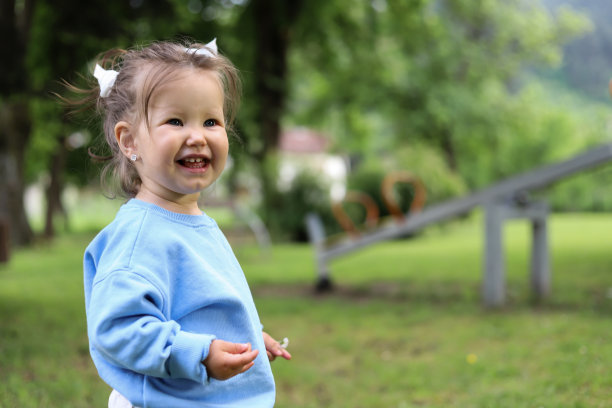 可爱的小女孩。图片下载