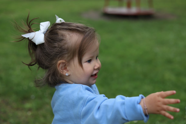 可爱的小女孩。图片下载