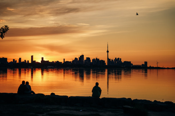 日出时的多伦多天际线全景，加拿大安大略省图片下载