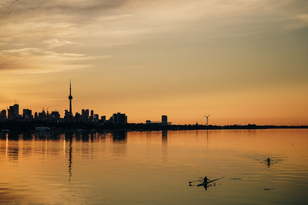 日出时的多伦多天际线全景，加拿大安大略省图片下载