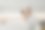穿着浴袍的女士在早晨例行护肤时，敷上眼罩，照照厨房里的镜子。图片下载