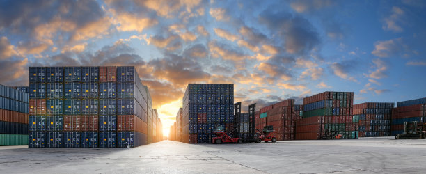 港口里的一堆集装箱。集装箱堆放在货船上。港口集装箱堆垛的背景。图片下载