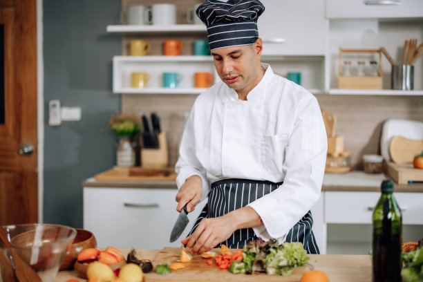 专业的厨艺大师以极大的激情和热情准备了一碗各式各样的果蔬沙拉。熟练地混合所有的成分和材料，小心和精确。图片下载