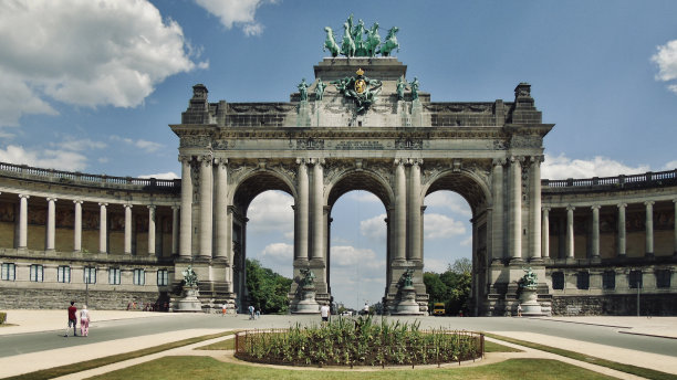 五十周年纪念拱廊是位于比利时布鲁塞尔五十周年纪念公园中心的一个三拱形纪念拱廊。图片下载