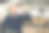 口渴的高级男员工在炎热的工作场所喝一杯水来提神图片下载