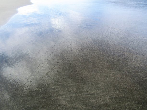 湿沙的倒影。它可以在几秒钟内被观察到。图片下载