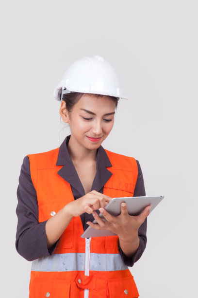 开朗的年轻女工程师，白色背景图片下载