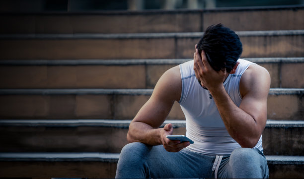 紧张的人坐在楼梯上图片下载