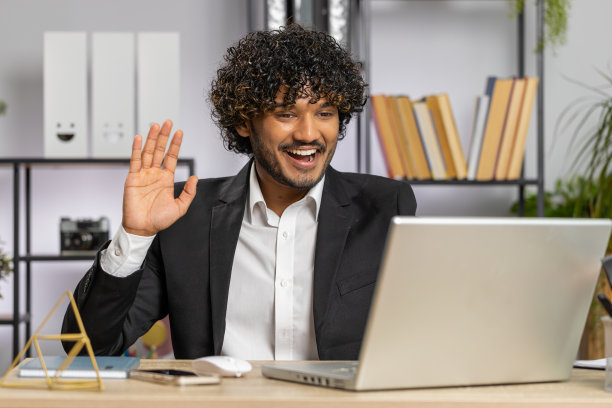 在办公室用笔记本电脑工作的商人与员工、老板进行在线通信视频通话图片下载