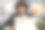 办公室里的商人躲在笔记本电脑后面做着滑稽的鬼脸鬼混，不尊重图片下载
