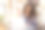女子使用笔记本电脑进行视频通话聊天，在城市咖啡馆露台进行在线会议图片下载