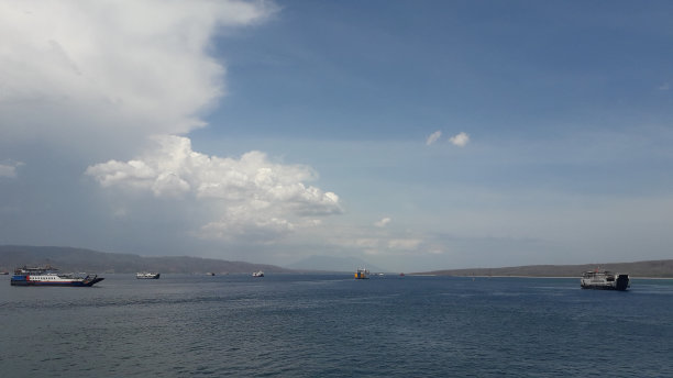 船只在浩瀚的海洋中航行图片下载