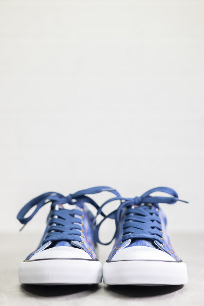 dením运动鞋的特写图片下载