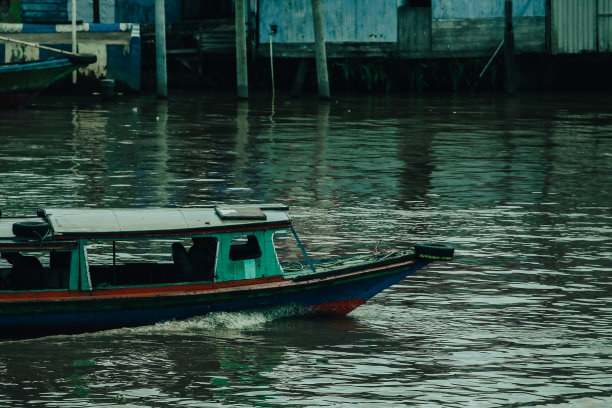 班加马辛河上的快艇生活图片下载
